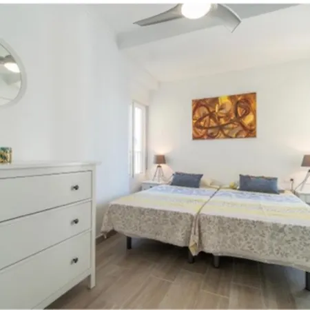 Modern 3 Slaapkamer Appartement, 10 Meter Appartamento *