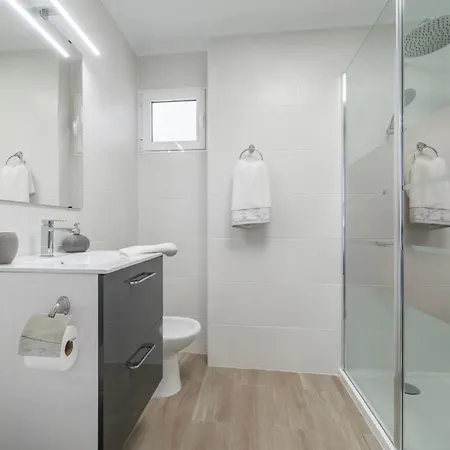 Modern 3 Slaapkamer Appartement, 10 Meter Appartamento